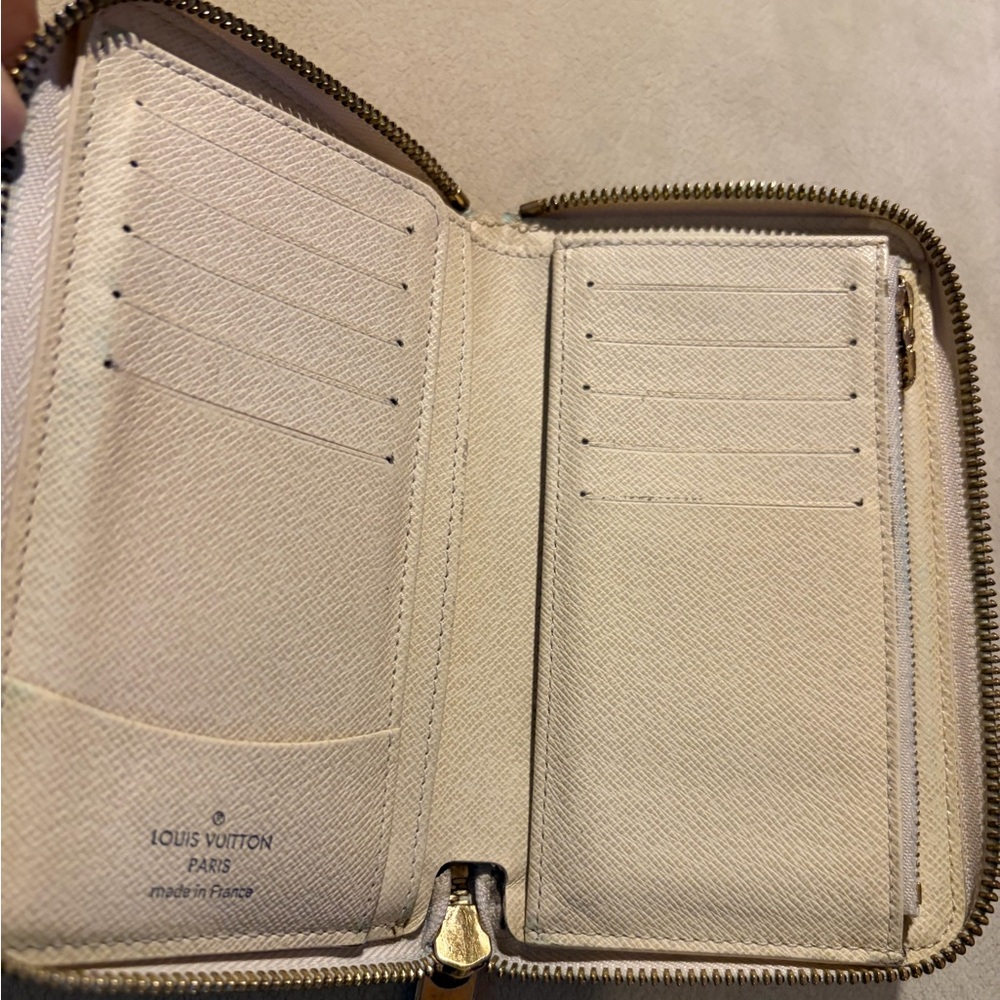 Louis Vuitton Vintage Beige and Gray Checkered Zippy Wallet. - Picture 4 of 10